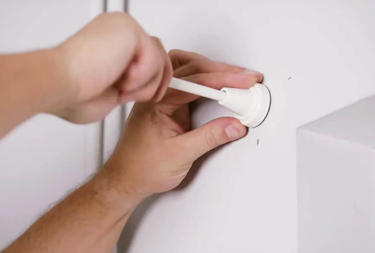 Samodzielny montaż karnisza w salonie: Poradnik + triki fachowca.