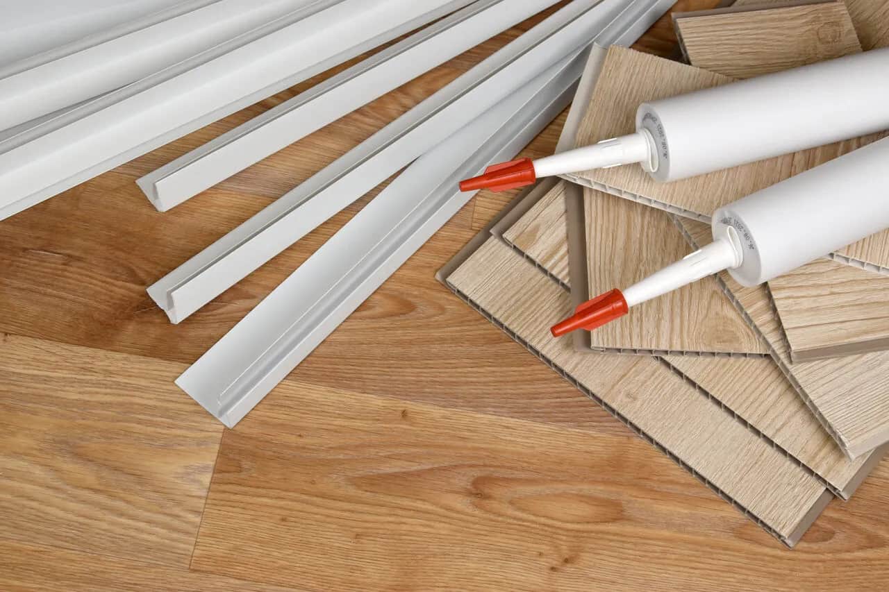 Idealne narożniki? Docinanie listew styropianowych krok po kroku