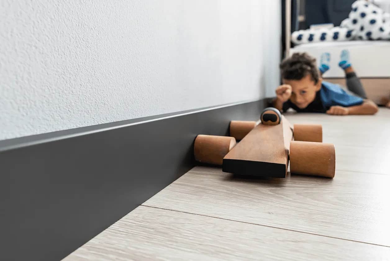 Jak zamontować listwy przypodłogowe? Poradnik krok po kroku