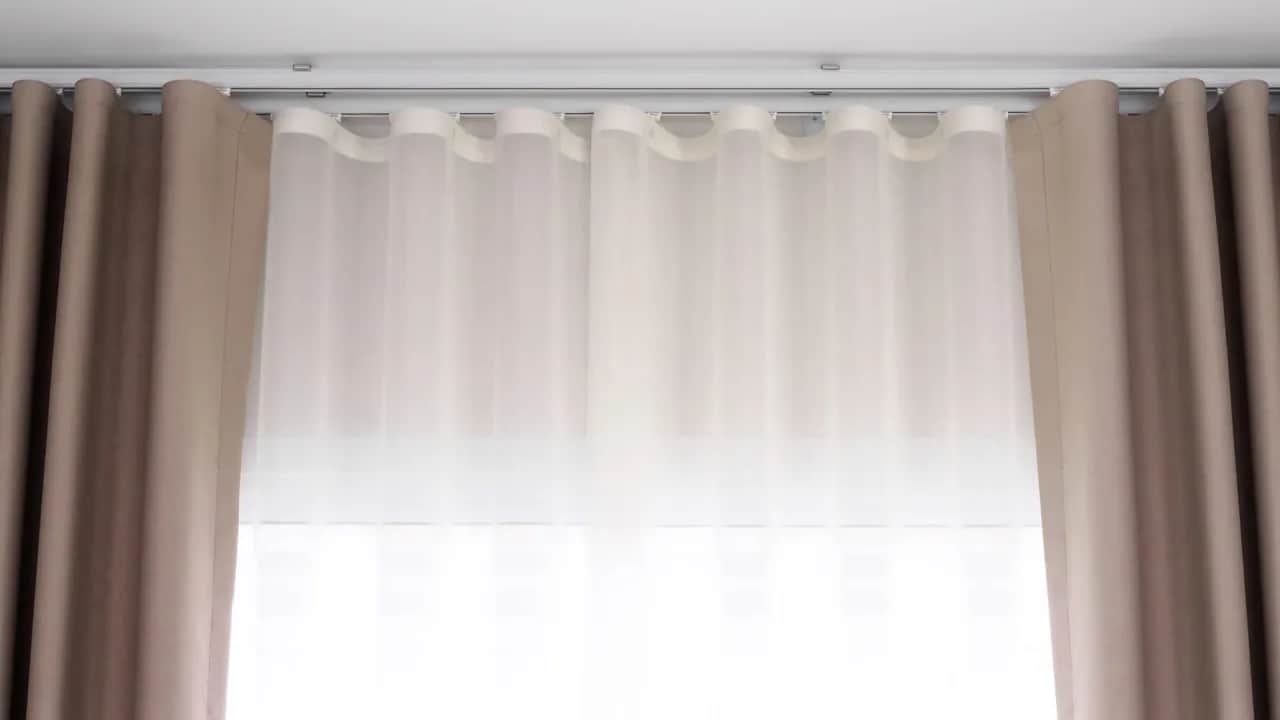 Wysokość karnisza nad oknem: jak zamontować dla idealnego efektu?