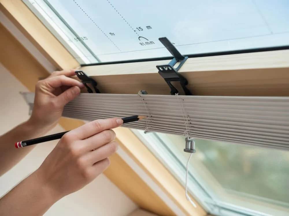 Samodzielny montaż plis okiennych? Proste! Poradnik krok po kroku