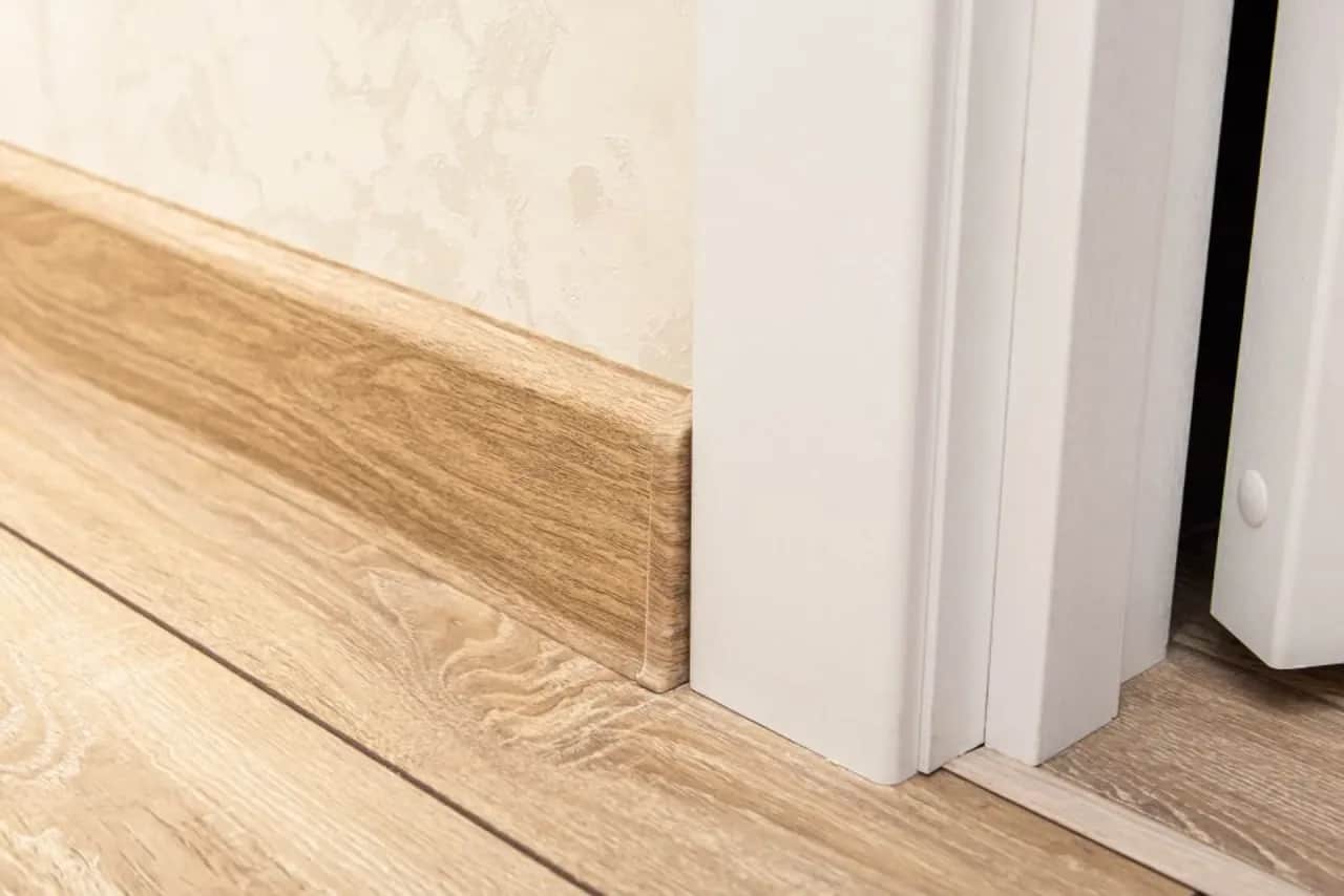 Listwy przypodłogowe: Jaki kolor wybrać? Porady i trendy