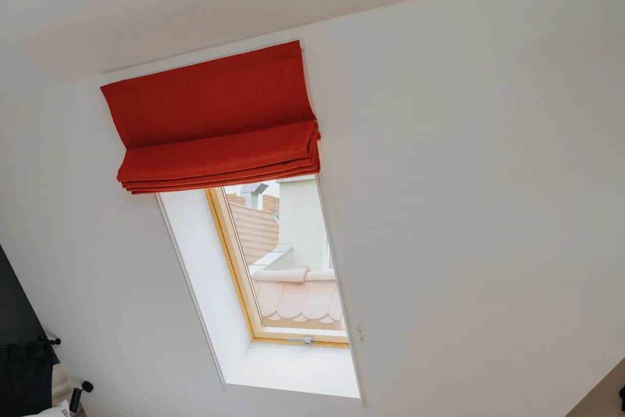 Firany bez karnisza? Odkryj sprytne sposoby na nowoczesne okno