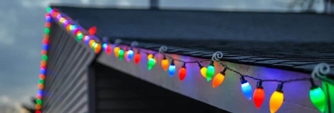 Jak zamontować lampki pod dachem? Bezpieczny poradnik krok po kroku