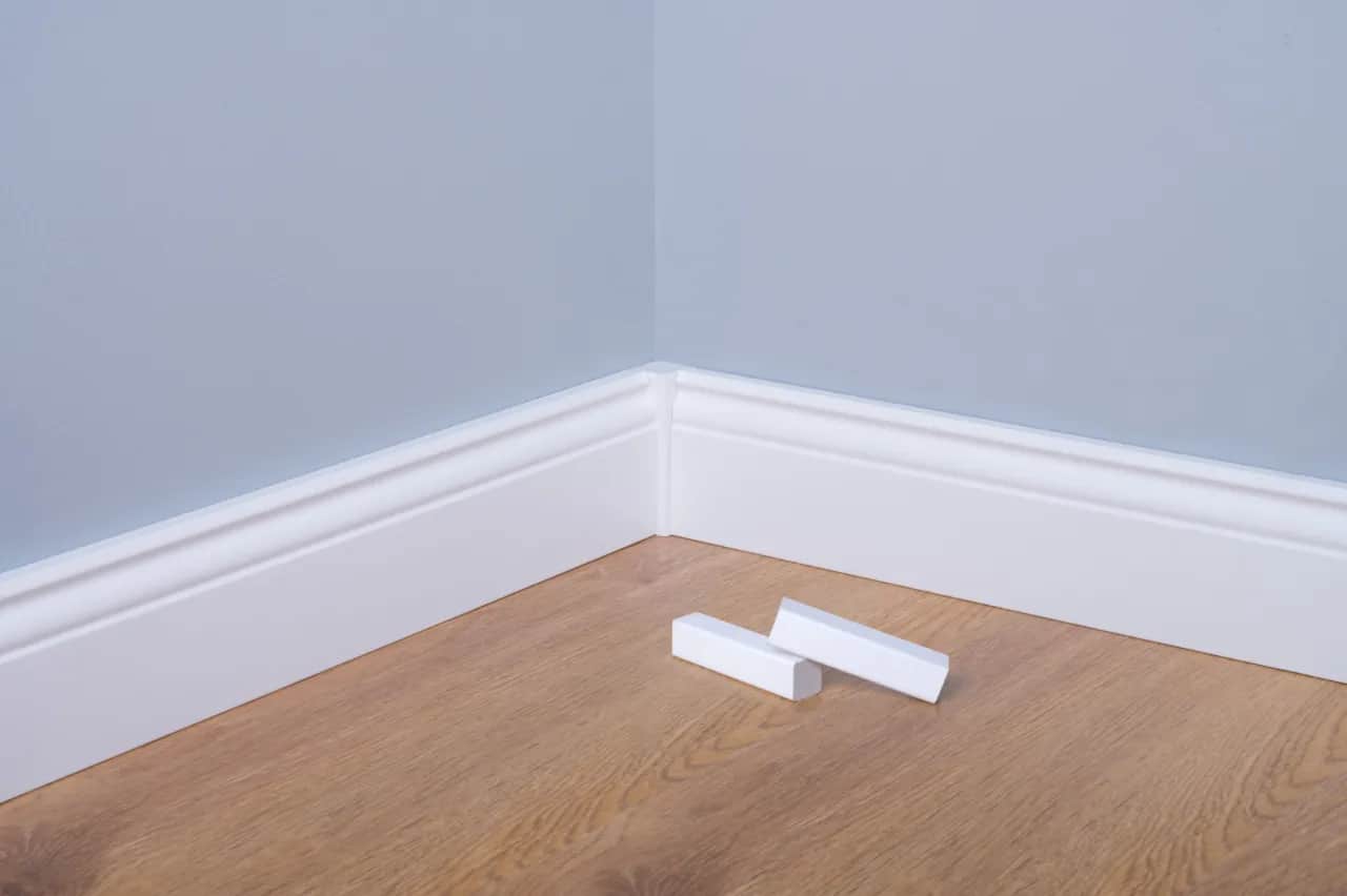 Jak ciąć listwy przypodłogowe 45 stopni? Perfekcyjne narożniki