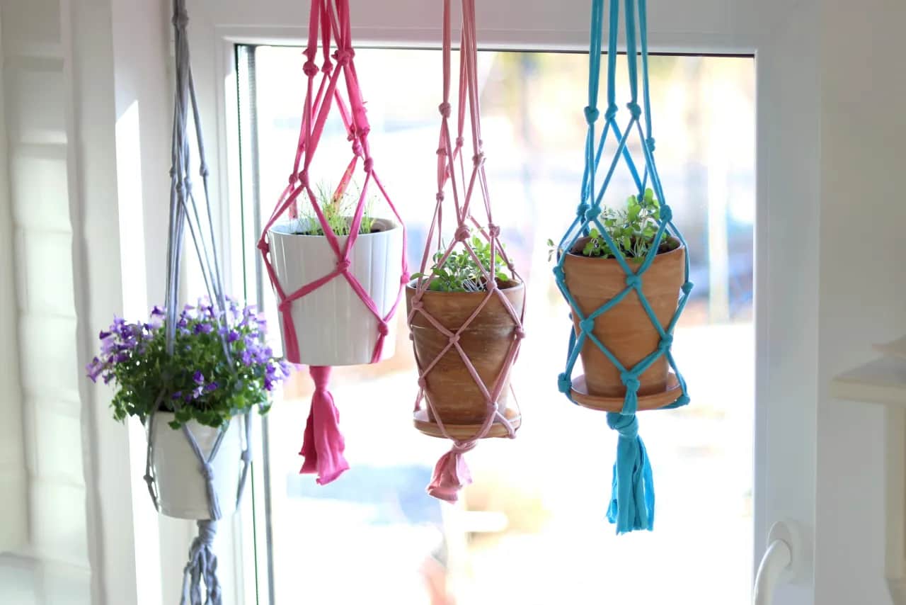 Kwietnik na ścianę DIY: Makrama, drewno, loft krok po kroku