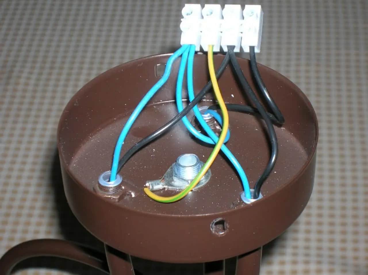 Jak podłączyć żyrandol z 2 żarówkami? Poradnik krok po kroku